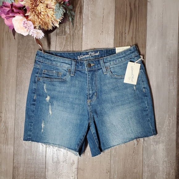NWT Universal Thread Mid-Rise Boyfriend Shorts 5" Inseam Distressed Medium Wash - Picture 1 of 16